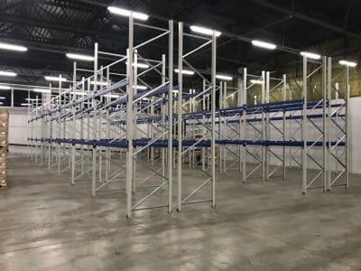 Leverans och installation av lagerhyllsystem för placering av 603 pallar i lagret hos företaget "Karavela".6